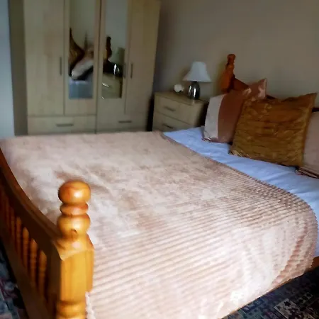 Newly Decorated Spacious Room, Women Only Habitación en casa particular Bradford (West Yorkshire)