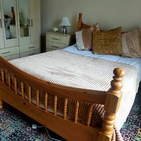 Newly Decorated Spacious Room, Women Only Брадфорд