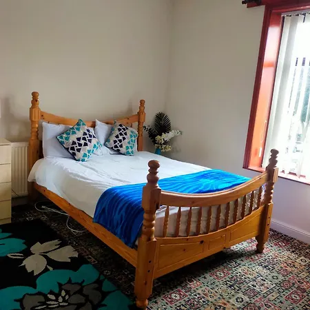 Rum i privatbostad Newly Decorated Spacious Room, Women Only Bradford (West Yorkshire)