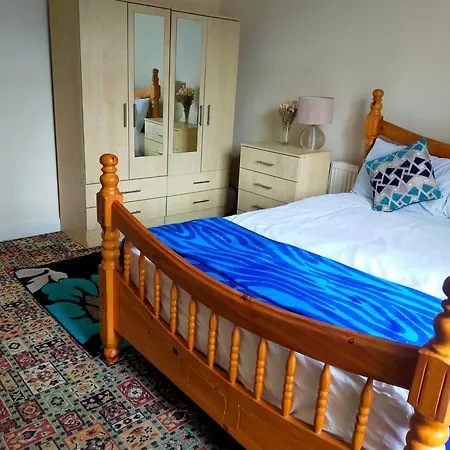 Newly Decorated Spacious Room, Women Only