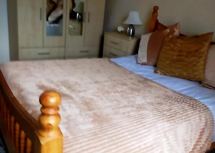 Newly Decorated Spacious Room, Women Only Homestay Bradford (West Yorkshire)