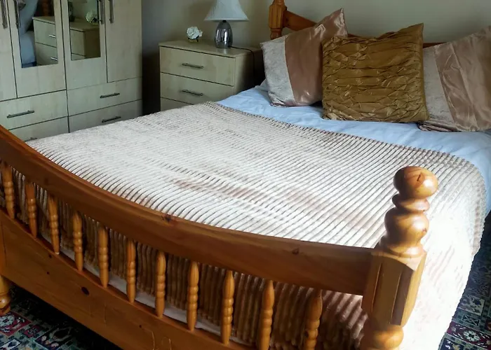 Newly Decorated Spacious Room, Women Only Bradford (West Yorkshire)